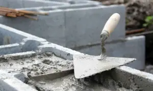 Bloczki betonowe: Dlaczego klej może być lepszy niż zaprawa murarska?