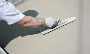 Jak idealnie wyrównać nierówny taras betonowy bez kosztownej wymiany
