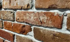 Jak skutecznie wyczyścić cegłę z zaprawy: 5 sprawdzonych metod