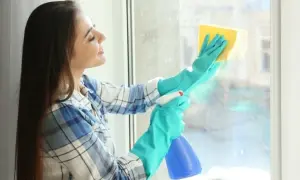 Rewelacyjne triki na mycie okien bez smug. Profesjonalna metoda krok po kroku