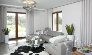 Modne dekoracje dużych okien w salonie. Sposób na stylowe wnętrze