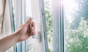 Jak bez wysiłku odkręcić klamkę w oknie? Prosty trik, który rozwiąże twój problem