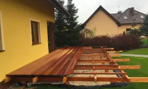 Taras marzeń w ogrodzie: prosty sposób na idealną przestrzeń bez błędów