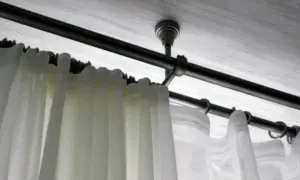 Jak prawidłowo powiesić karnisz nad oknem? Uniknij 5 najczęstszych błędów