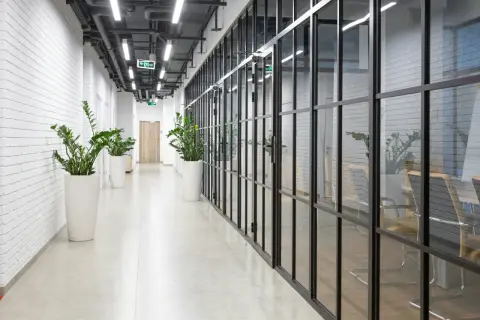 Płyty akustyczne – jakie parametry naprawdę mają znaczenie przy redukcji hałasu?