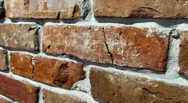 Jak skutecznie wyczyścić cegłę z zaprawy: 5 sprawdzonych metod