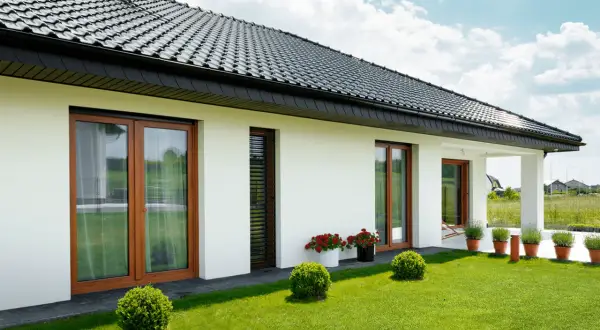 Idealne parapety do brązowych okien: praktyczny poradnik wyboru materiałów