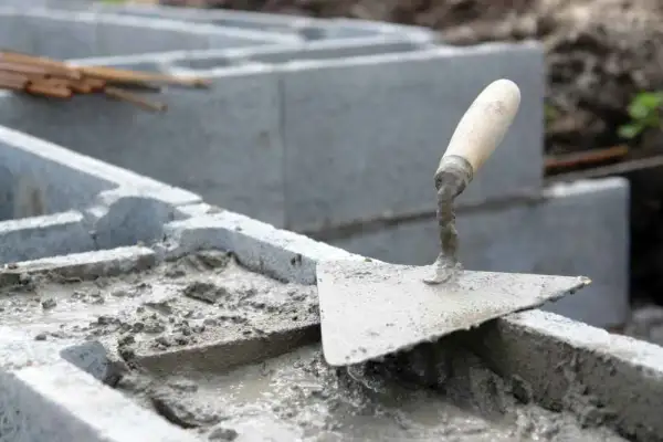 Bloczki betonowe: Dlaczego klej może być lepszy niż zaprawa murarska?