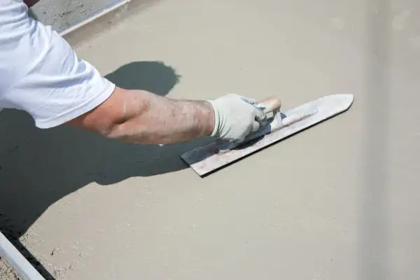Jak idealnie wyrównać nierówny taras betonowy bez kosztownej wymiany