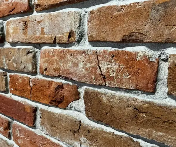 Jak skutecznie wyczyścić cegłę z zaprawy: 5 sprawdzonych metod
